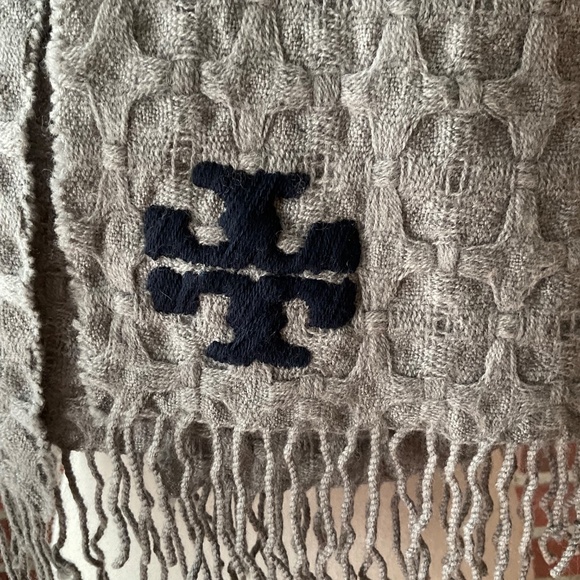 Tory Burch Wool Gray Cable Knit Woven Shawl Scarf Wrap Embroidered Logo 14”x80” - Picture 4 of 10